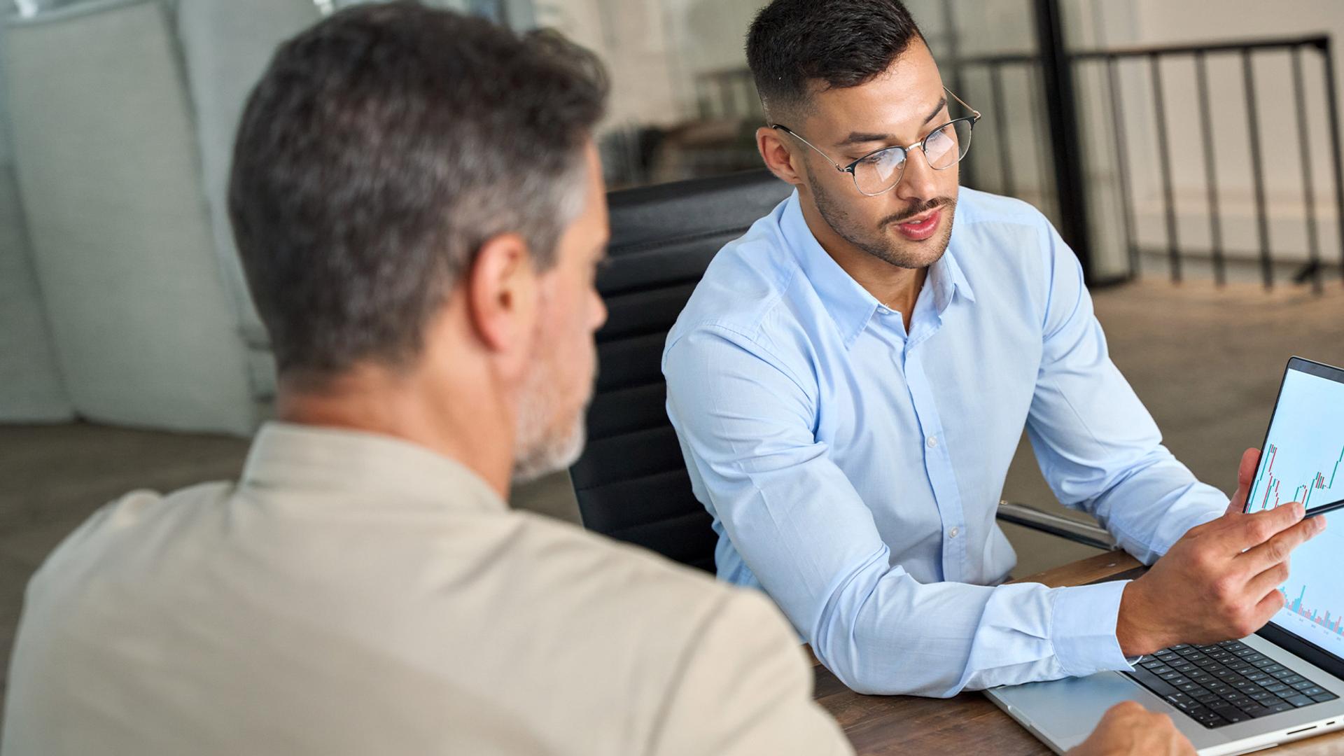 Domina los mercados financieros y conviértete en un asesor con visión estratégica. En este curso a distancia aprenderás a gestionar carteras, evaluar riesgos y diseñar estrategias financieras sólidas, aplicando herramientas reales del análisis y la inversión profesional. Todo con una metodología flexible, 100% online y pensada para que avances sin frenos. 
